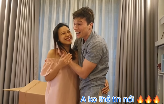 Trên kênh Youtube cá nhân, MC Hoàng Oanh tiết lộ giới tính thai nhi là con trai. Cô và ông xã ngoại quốc tỏ ra rất hạnh phúc khi chia sẻ tin vui. Đặc biệt là Jack Kevin Cole - anh không giấu được sự xúc động và liên tục ôm hôn vợ mình. Ông xã Hoàng Oanh chia sẻ: 