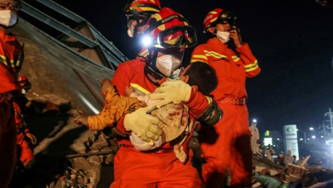 Bé trai sơ sinh may mắn thoát nạn trong vụ sập khách sạn 5 tầng ở tỉnh Phúc Kiến, Trung Quốc.