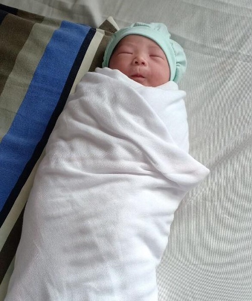 Bé gái nặng 2,8kg chào đời tại khu cách ly của Bệnh viện Đa khoa Lạng Sơn.