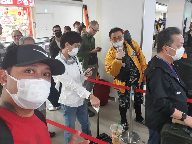 Hình ảnh Tuấn Hưng tại sân bay Nội Bài đêm ngày 11/3 được anh đăng tải trên trang cá nhân.