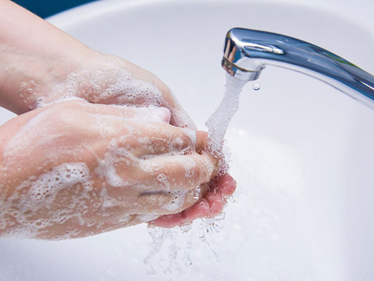 Rửa tay bằng xà phòng và nước sạch là một trong những biện pháp phòng ngừa lây nhiễm Covid-19.