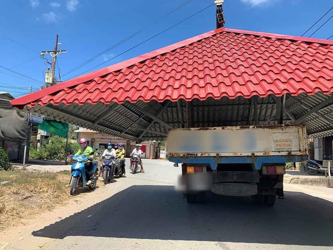 Hình ảnh chiếc xe tải chở mái tôn trên đường.