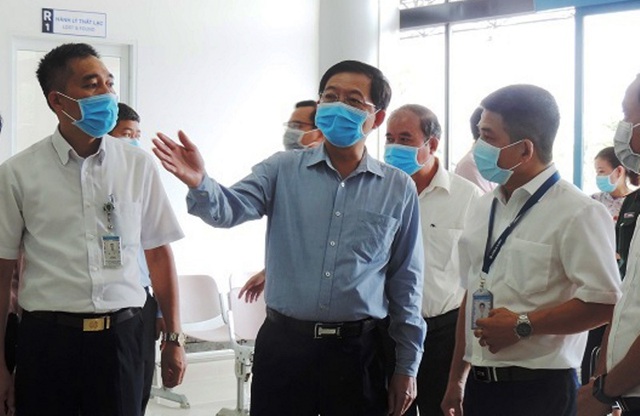 Chủ tịch UBND tỉnh Bình Định Hồ Quốc Dũng (đứng giữa) kiểm tra công tác phòng chống dịch Covid-19 trên địa bàn tỉnh.