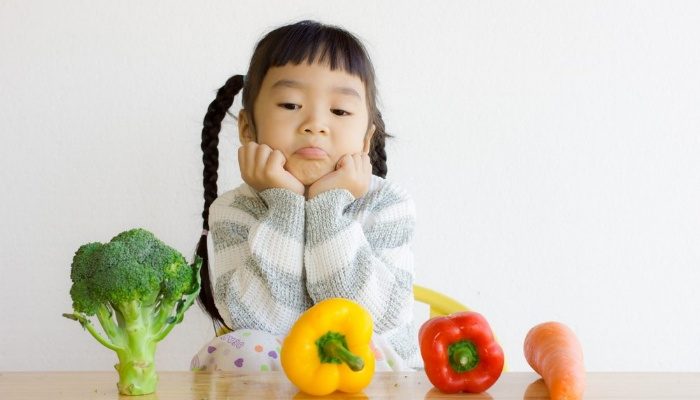 Trẻ ăn rau xanh hoa quả tốt cho sức đề kháng