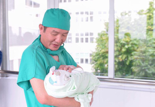 Bác sĩ Nguyễn Quốc Hùng, Giám đốc Bệnh viện Sản Nhi Quảng Ninh, là bác sĩ chuyên ngành sản khoa 
