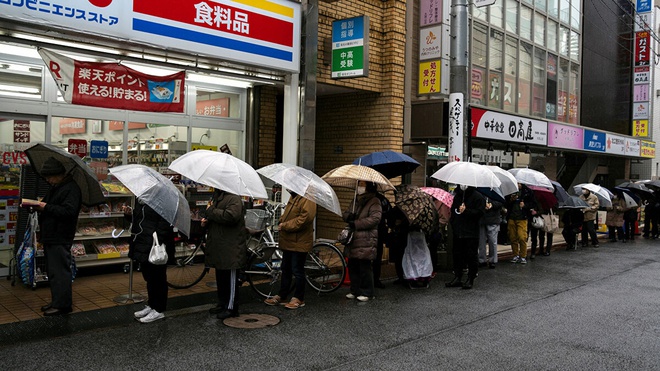 Người dân Nhật Bản xếp hàng mua giấy vệ sinh