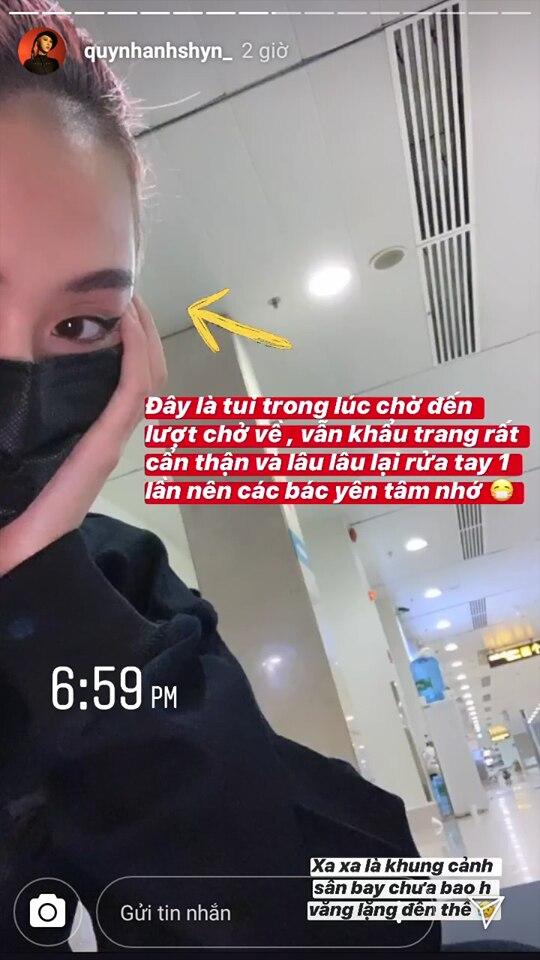 Mới đây, trên story của Instagram, Quỳnh Anh Shyn vừa đăng tải loạt khoảnh khắc kể về hành trình đầy gian nan từ Hà Nội vào TP. HCM của mình. Cô cho biết thêm, do chuyến bay có hành khách bị nghi nhiễm Covid-19 nên khi vừa đáp xuống sân bay Tân Sơn Nhất, TP. HCM, hot girl kiêm Fashionista và mọi người đều bị giữ lại để kiểm tra y tế và được đưa về nơi cách ly. Hiện Quỳnh Anh Shyn vẫn đang trong thời gian cách ly tạm thời, chờ đến khi có kết quả của hành khách được cho từng tiếp xúc với bệnh nhân nhiễm Covid-19. Nếu kết quả dương tính, cô và các hành khách trên chuyến bay mang số hiệu VN237 HAN – SGN sẽ phải cách ly tập trung để theo dõi sức khỏe. Còn may mắn trường hợp kia âm tính, cô nàng sẽ được cho về nhà.