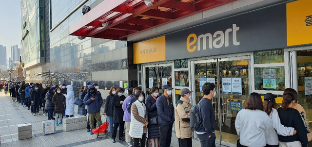Người Hàn Quốc xếp hàng mua khẩu trang