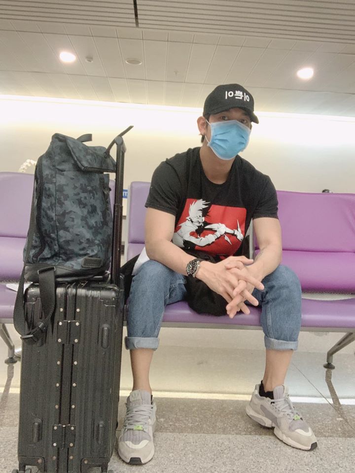 Tối 15/3, nam ca sĩ Song Luân đáp chuyến bay từ Mỹ về Việt Nam. 