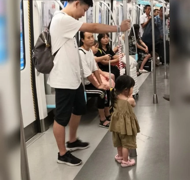 Hình ảnh 2 bố con trên tàu điện ngầm được hành khách đi cùng chuyến tàu chụp lại.