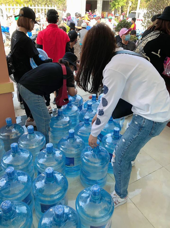 Hari Won bày tỏ: “Góp phần nhỏ thôi nhưng vẫn rất vui. Chúng ta mỗi người 1 tay thì sẽ thành gió lớn nhé”.