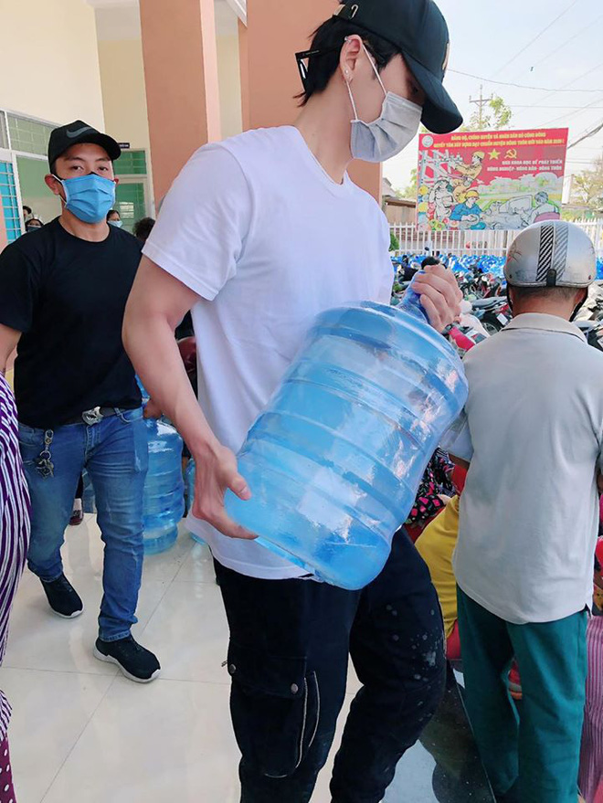 Diễn viên Tuấn Trần cũng hết sức nhiệt tình khi giúp đỡ bà con miền Tây.