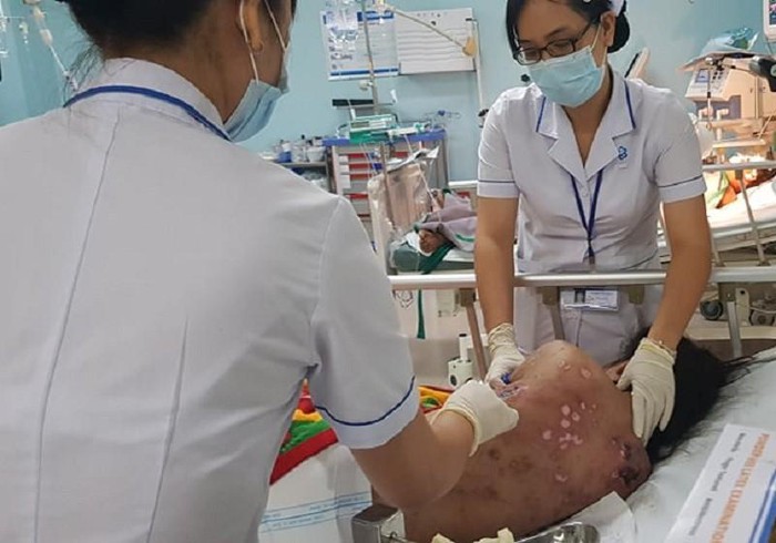 Cô gái bị chủ quán cà phê đánh đập không thương tiếc.