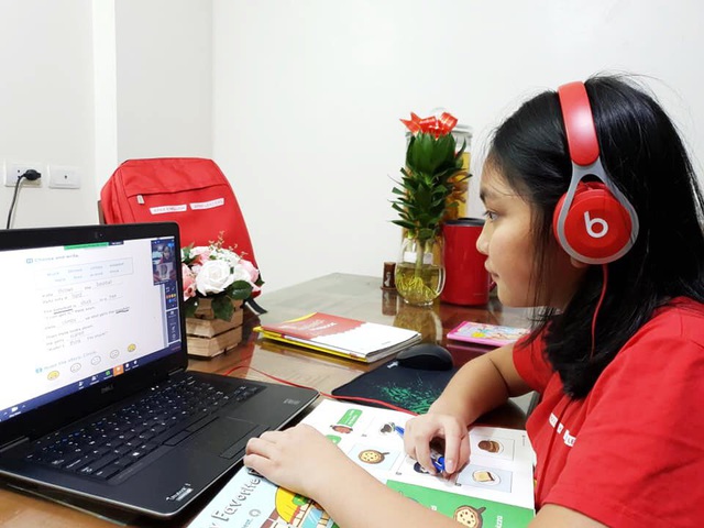 Trong văn bản hướng dẫn mới nhất về dạy học từ xa, ngày 17/3, Sở GD&ĐT Hà Nội lại cho phép các trường ngoài công lập được thu phí hỗ trợ dạy học trực tuyến trên cơ sở thoả thuận với phụ huynh thay vì 