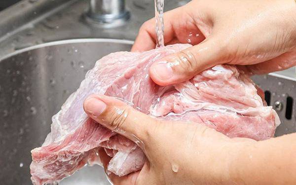 Rửa thịt thẳng dưới vòi nước
