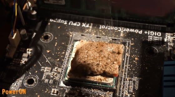 Anh chàng sử dụng CPU để nướng thịt.