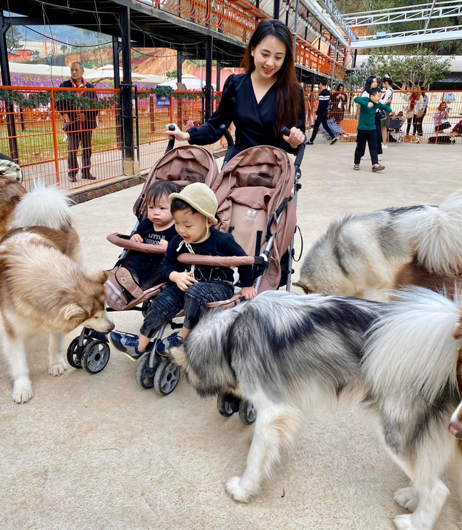 MC Quỳnh Anh và các con