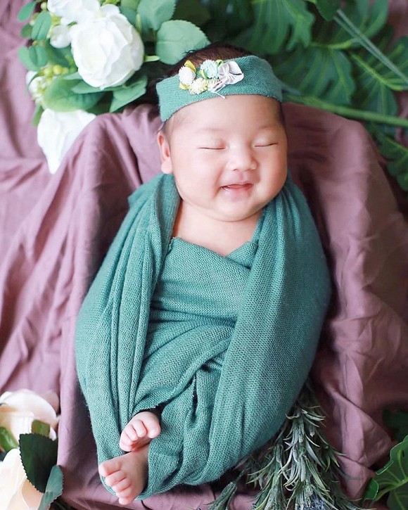 Mới đây, trên trang cá nhân, ca - nhạc sĩ Sỹ Luân bất ngờ đăng ảnh con gái vô cùng đáng yêu tròn 1 tháng tuổi. Nam ca sĩ chia sẻ: 