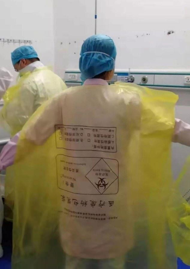 Hình ảnh nhân viên y tế ở Trung Quốc sử dụng túi nilon đựng rác thay cho đồ bảo hộ chuyên dụng lan truyền trên mạng xã hội hồi đầu tháng 2.