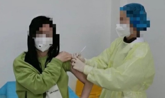 Một tình nguyện viên tiêm thử vắc-xin Covid-19. (Ảnh: Weibo)