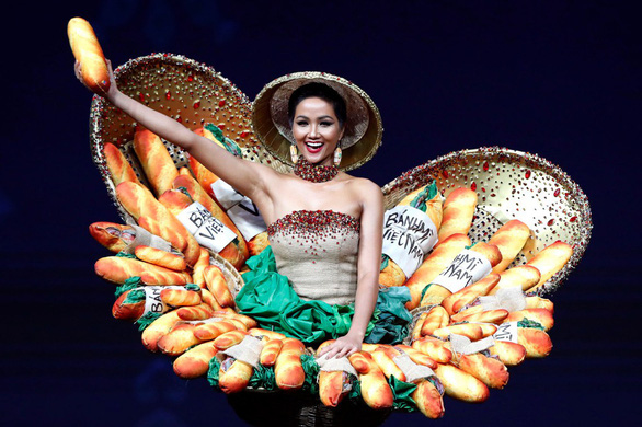 H'Hen Niê diện trang phục bánh mì tại Hoa hậu Hoàn vũ 2018.