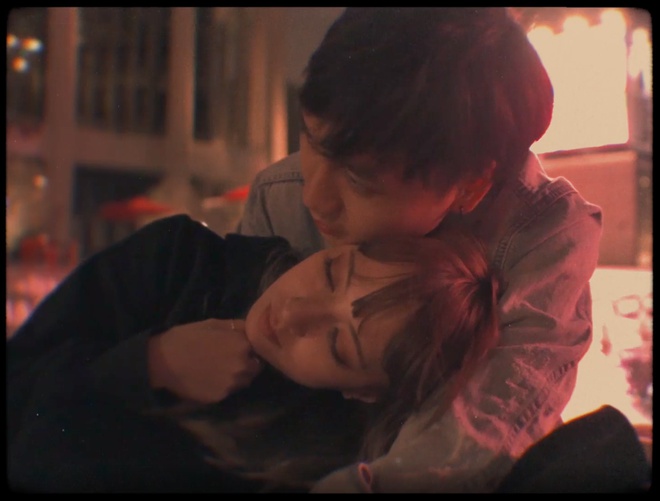 Xuân Nghi và bạn trai tình cảm trong MV.