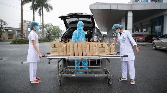 Hàng trăm ly cà phê, trà sữa được gửi tới đội ngũ nhân viên y tế tại tuyến đầu chống Covid-19.