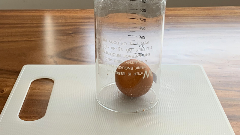 cach-boc-vo-trung-sieu-nhanh-va-con-nguyen-ven-voi-dung-cu-co-ngay-trong-nha-bep-201911051028013574