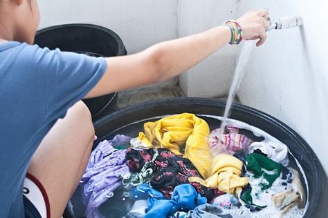 Giặt quần áo giúp loại bỏ virus trong mùa dịch