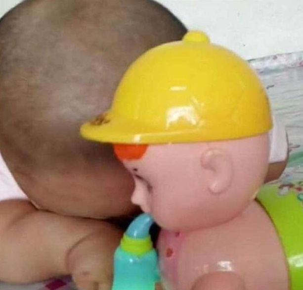 Chưa được 2 phút, em bé khóc lóc ầm ĩ khi tiếp xúc với món đồ chơi mới.