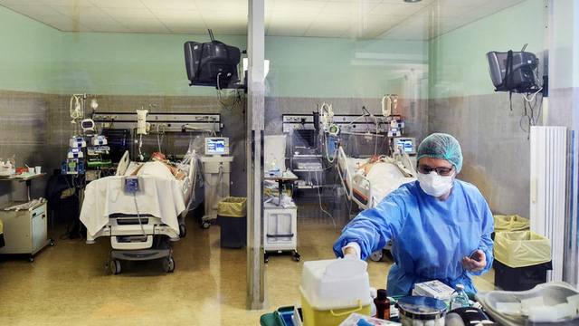 Nhiều nhân viên y tế chống Covid-19 ở Mỹ đang làm việc trong điều kiện khan hiếm trang thiết bị bảo hộ. 