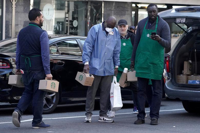 Một nhân viên y tế nhận được một thùng cà phê miễn phí của Starbucks ở Manhattan, ngày 27/3/ 2020. 
