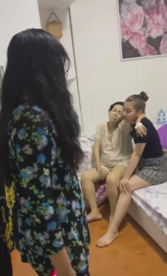Mới đây, sự ra đi của nữ diễn viên Mai Phương đã khiến nhiều khán giả không khỏi thương cảm cho người mẹ đơn thân mắc bệnh ung thư. Tuy nhiên, khán giả còn đau lòng hơn khi một đoạn video được đăng tải ngay tại giường bệnh của Mai Phương những ngày cuối đời. Trong video, mẹ ruột của nữ diễn viên liên tục lớn tiếng và trách móc cô đã mua một miếng đất để lo liệu cho tang lễ. Người mẹ này quát lớn: