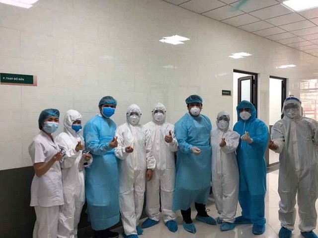 Các nhân viên y tế của Bệnh viện Bạch Mai quyết tâm chiến đấu chống lại dịch bệnh.