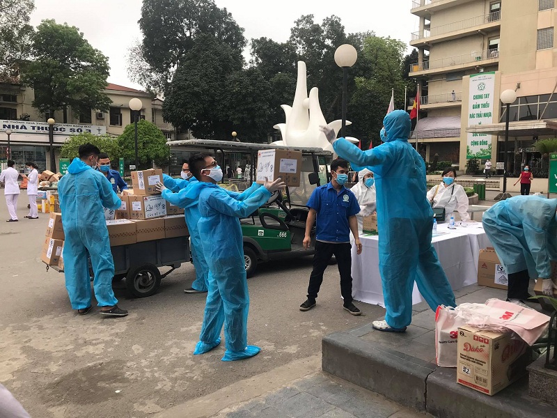 Thực phẩm tiếp tế được chuyển đến cho cán bộ nhân viên và bệnh nhân đang cách ly tại BV Bạch Mai trong ngày 30/3.