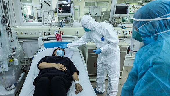 Một bác sĩ kiểm tra sức khỏe cho một bệnh nhân bị COVID-19, đang được điều trị tại Bệnh viện Bệnh nhiệt đới trung ương cơ sở 2.