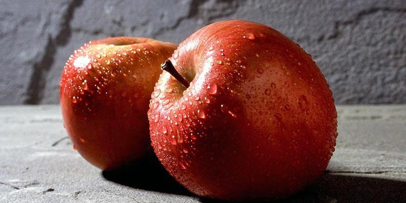 Dùng nước nóng đổ lên táo