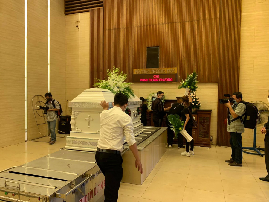 Di ảnh Mai Phương được Gia Bảo cầm lên sau khi bất ngờ rơi xuống đất trong lễ di quan.