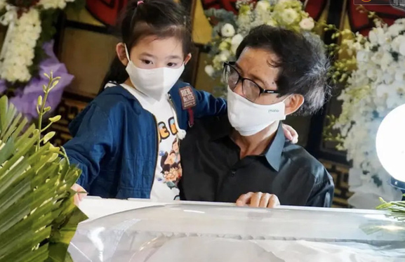 Con gái cố diễn viên Mai Phương bên linh cữu mẹ những giây phút cuối khiến nhiều người đau xót.