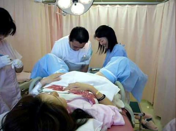 Do phân bổ trường học, nên trong phòng sinh nở luôn có ít nhất 1 bác sĩ nam