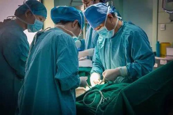 Bác sĩ nam trong phòng sinh nở cũng có rất nhiều thế mạnh của mình