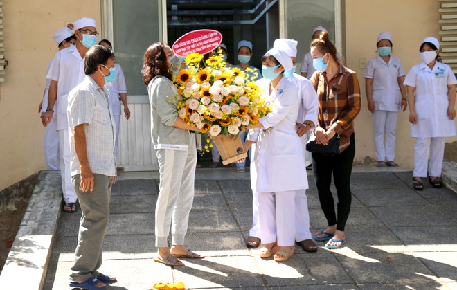 Bệnh nhân 34 tặng hoa cảm ơn các nhân viên y tế tại Bệnh viện Đa khoa Bình Thuận sau thời gian điều trị Covid-19 tại đây.