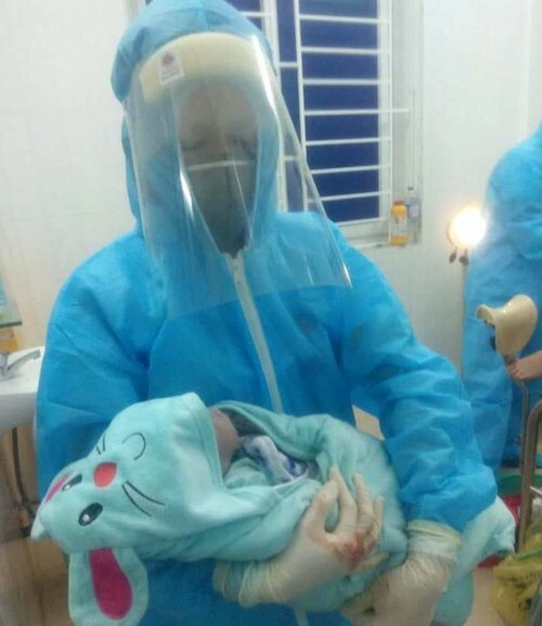 Sản phụ 29 tuổi, quê Nghệ An đã hạ sinh bé trai nặng 2,8 kg trong khu cách ly ở Bệnh viện Đa khoa Tây Bắc ngày 2/4..