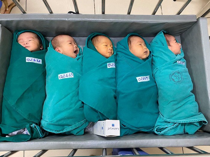 5 em bé chào đời tại Bệnh viện Bạch Mai.