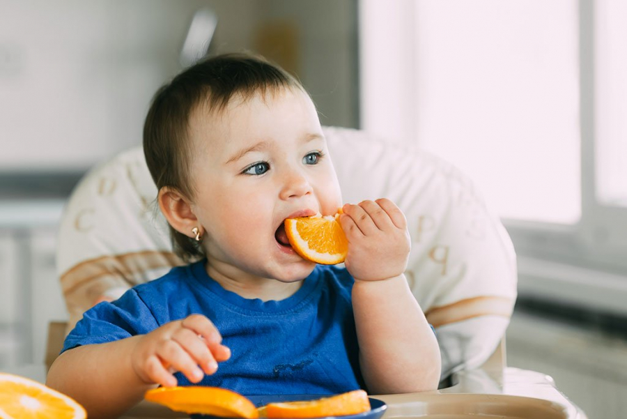 Cam là trái cây giàu vitamin C tốt cho hệ hô hấp của bé