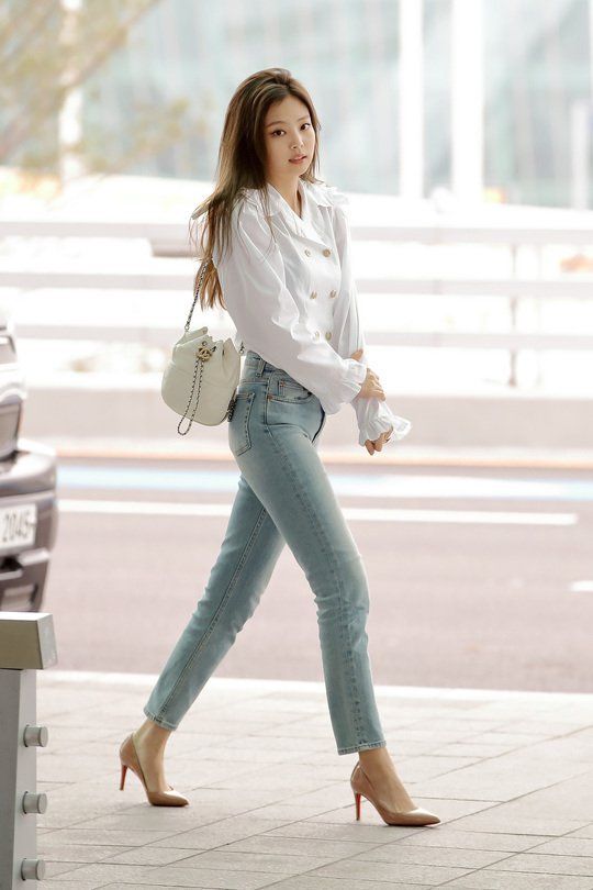 Đồng thời Jennie cũng có thể sang chảnh khi kết hợp skinny jean với chiếc áo sơ mi kiểu cách