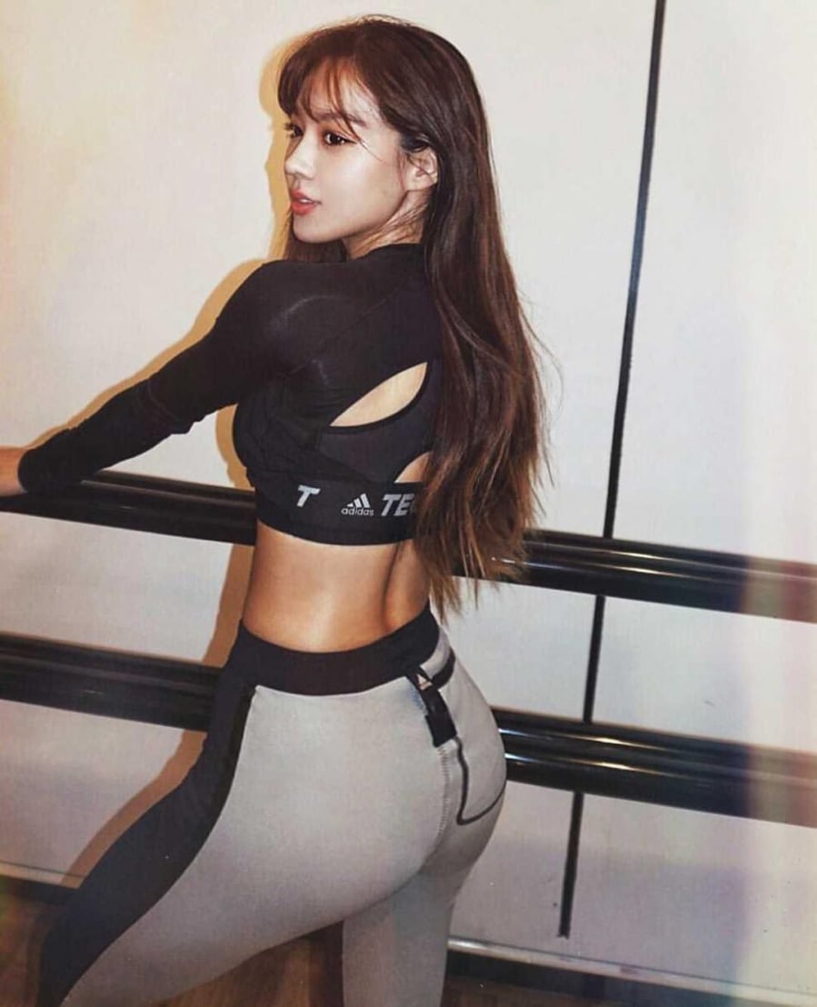 Nữ diễn viên trẻ Kim Hee Jung sở hữu body cực săn chắc nhờ việc tập gym và squat