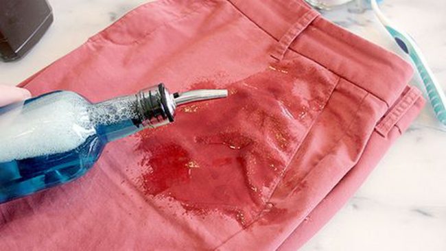 Cách loại bỏ vết dầu nhớt trên quần áo