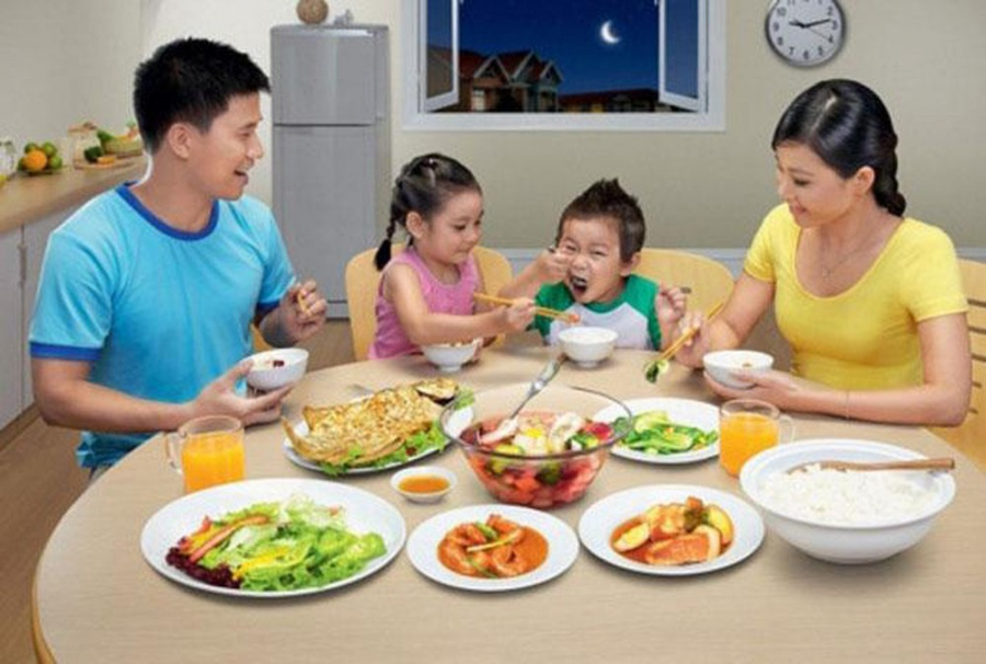 Trẻ không thể tự lập trong bữa ăn trong tương lại thường ỷ lại