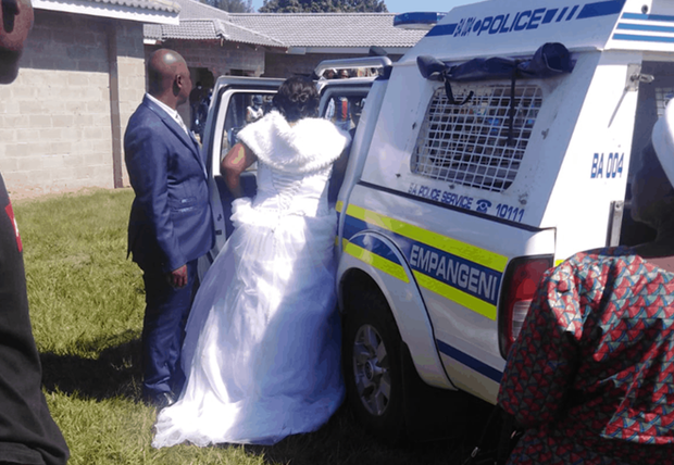 Cô dâu chú rể bị bắt giữ vì tổ chức đám cưới giữa mùa dịch. Ảnh: Twitter